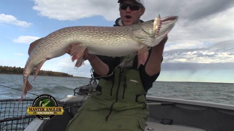 Giant Northern Pike Fishing in Manitoba – Manitoba Master Angler Minute